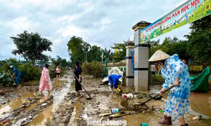 Trường học Đà Nẵng vẫn ngổn ngang bùn đất, lo lắng mưa lũ trở lại