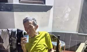 Cụ ông mang theo vàng đi lạc và kiệt sức trong rừng keo tại Huế
