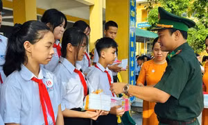 Bộ đội Biên phòng TP. Huế trao xe đạp, tiếp sức học sinh vùng biên