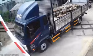 Vượt chắn tàu đang hạ, tài xế bị phạt hơn 41 triệu đồng
