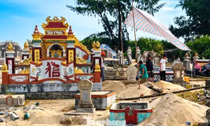 Đợt di dời mồ mả lớn nhất để xây công viên biển ở Huế