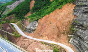 Đất đá, bê tông treo lơ lửng tại điểm sạt lở nút giao cao tốc qua TP. Huế
