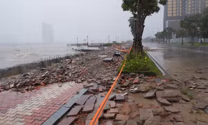 Sông Hàn mùa bão, bờ kè đường Như Nguyệt 'kêu cứu'