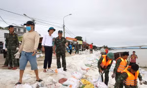 Tăng cường việc gia cố tại bờ kè An Lương (xã Duy Nghĩa, TP Đà Nẵng).