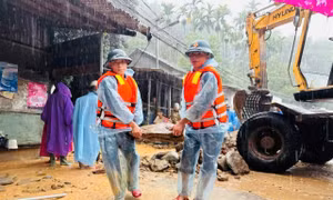 Quân đội xuyên đêm cứu dân khẩn cấp sau vỡ đê tại Đà Nẵng