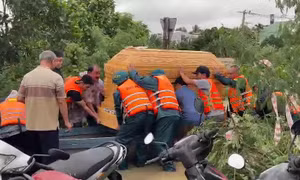 Bộ đội vượt lũ giúp chuyển linh cữu ra khỏi vùng ngập, cứu người bệnh giữa mưa trắng trời Đà Nẵng