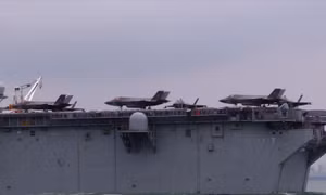 Nhìn gần siêu tàu đổ bộ mang tiêm kích F-35B của Mỹ đến thăm Đà Nẵng