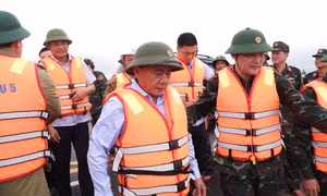 Thường trực Ban Bí thư Trần Cẩm Tú đi kiểm tra, thăm hỏi quân và dân vùng ngập lũ tại xã Thăng An (TP Đà Nẵng).