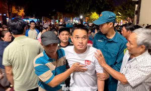Sau chuyến biển sinh tử, 32 ngư dân vỡ òa trong vòng tay quê nhà