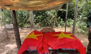 Khai mở 2 phần mộ, tìm thấy hài cốt liệt sĩ cùng chiếc mũ lưỡi trai