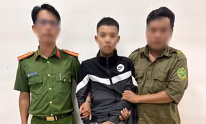Bắt đối tượng mang kiếm tấn công cha ruột, ném 'bom xăng' vào công an 