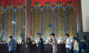 Thân nhân liệt sĩ dâng hương tại Đền liệt sĩ Hiệp Đức. Ảnh V.Đ.T