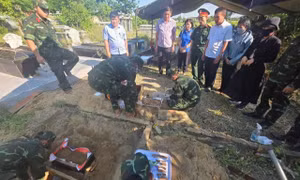 Lực lượng chức năng khai quật, tìm kiếm các hài cốt liệt sĩ. Ảnh: BCH QS ĐN