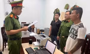  Bắt giam đối tượng mang kiếm đập phá tài sản, đăng video lên Facebook ‘Không Cần Biết’