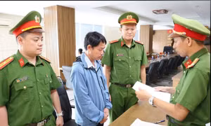 Cơ quan Công an thi hành lệnh bắt tạm giam đối với Nguyễn Văn Chương (Ảnh: CAĐN)
