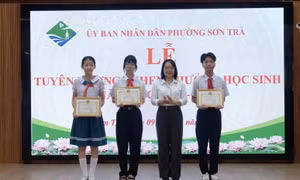 Tại buổi lễ, 62 học sinh tiêu biểu đã được tuyên dương, khen thưởng
