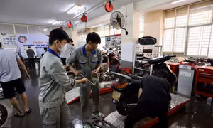 Nỗ lực ‘hồi sinh’ hàng nghìn xe máy ngập lũ tại Huế