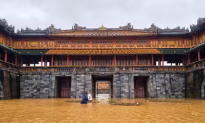 Cảnh lũ lớn 'bao vây' khu vực Đại Nội và hệ thống Di sản Huế