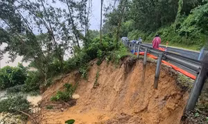 Mưa lớn tiếp diễn gây ngập lụt diện rộng ở TP Huế, sạt lở chưa dứt