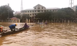 Mưa lũ lớn khiến giao thông tại Huế tê liệt nhiều khu vực, đường ngập sâu