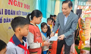 Bí thư Trung ương Đảng, Bộ trưởng Bộ Ngoại giao Lê Hoài Trung dự Ngày hội Đại đoàn kết tại Huế