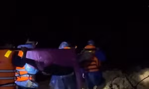 Xuyên đêm vượt 20km đường núi lở, khiêng cáng đưa 3 nạn nhân nguy kịch đi cấp cứu