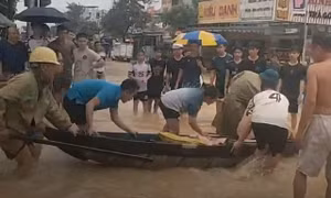 8 người trong gia đình ngạt khí nguy kịch trong mưa lũ, 1 người đã tử vong 