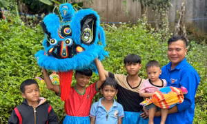 Đội mưa lên non tặng quà Trung thu cho em nhỏ vùng cao