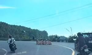 Xác minh nhóm người ngồi giữa khúc cua đường đèo Hải Vân chụp ảnh