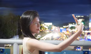 Cầu đi bộ lâu năm giữa lòng Đà Nẵng thu hút đông bạn trẻ đến check-in