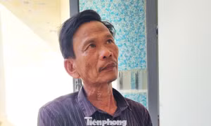 Cha già nín thở nhìn thợ lặn tìm con ở vùng biển Mũi Nghê