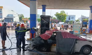 Ô tô bốc cháy ở cây xăng, hai người tử vong