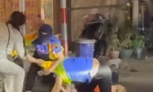 Người phụ nữ vượt rào chắn tàu, hành hung hai nhân viên đường sắt