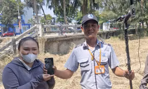 Tìm được điện thoại vùi suốt 5 ngày ở biển Đà Nẵng