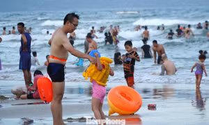 Xả rác vô tội vạ ở bãi biển Đà Nẵng