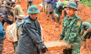 200 người dân cùng Bộ đội biên phòng mở đường sau sạt lở 