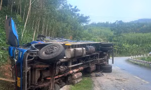 Lật xe tải trên đèo khiến nhiều người thương vong