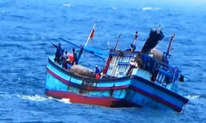 Tàu cá Quảng Ngãi trên đường tránh bão bị phá nước nguy cơ chìm trên biển