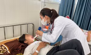 Lấy mẫu xét nghiệm các ca nghi ngộ độc thực phẩm ở Quảng Ngãi