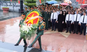 Phó thủ tướng Phạm Thị Thanh Trà thắp hương tại vị trí khai quật, tìm kiếm hài cốt liệt sĩ.