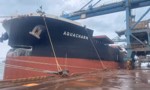 Tàu Aquacharm chở hơn 170.000 tấn quặng sắt.