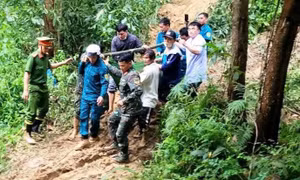 Băng rừng vượt sạt lở, khiêng sản phụ nguy kịch đi cấp cứu