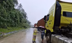 Quảng Ngãi: Hàng chục ô tô kẹt cứng trên đèo Lò Xo, sạt lở vẫn tiếp diễn 