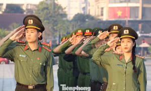Các em học sinh tỉnh Bắc Ninh đồng loạt chào cờ trước giờ khai mạc Đại hội Đảng toàn quốc lần thứ XIV.