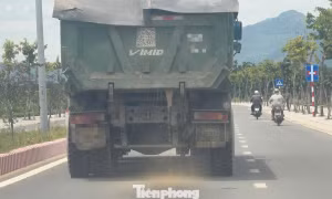 Theo chân xe chở cát ‘tắm đường’ ở Quảng Ngãi: Những ống nước tinh vi được giấu dưới gầm xe