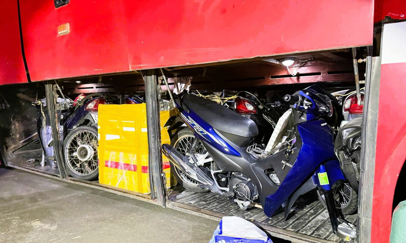 Phát hiện xe khách chở hàng là xe mô tô liên quan vụ trộm cắp Phát hiện xe khách chở hàng là xe mô tô liên quan vụ trộm cắp