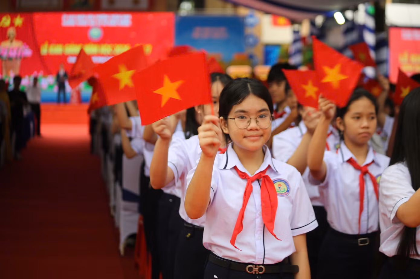Rộn ràng khai giảng năm học mới: 26 triệu học sinh, sinh viên tới trường ảnh 72