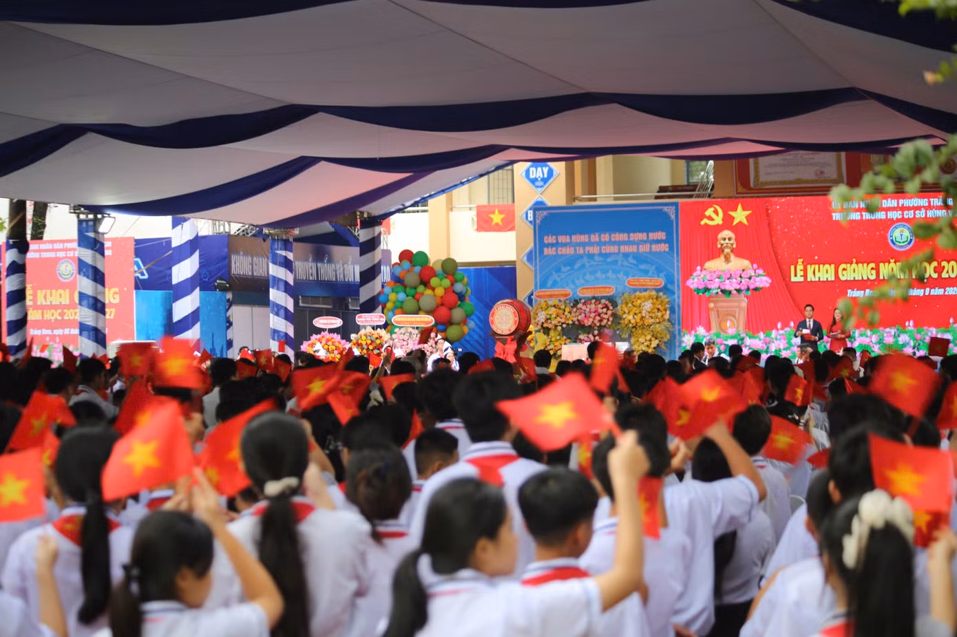 Rộn ràng khai giảng năm học mới: 26 triệu học sinh, sinh viên tới trường ảnh 73