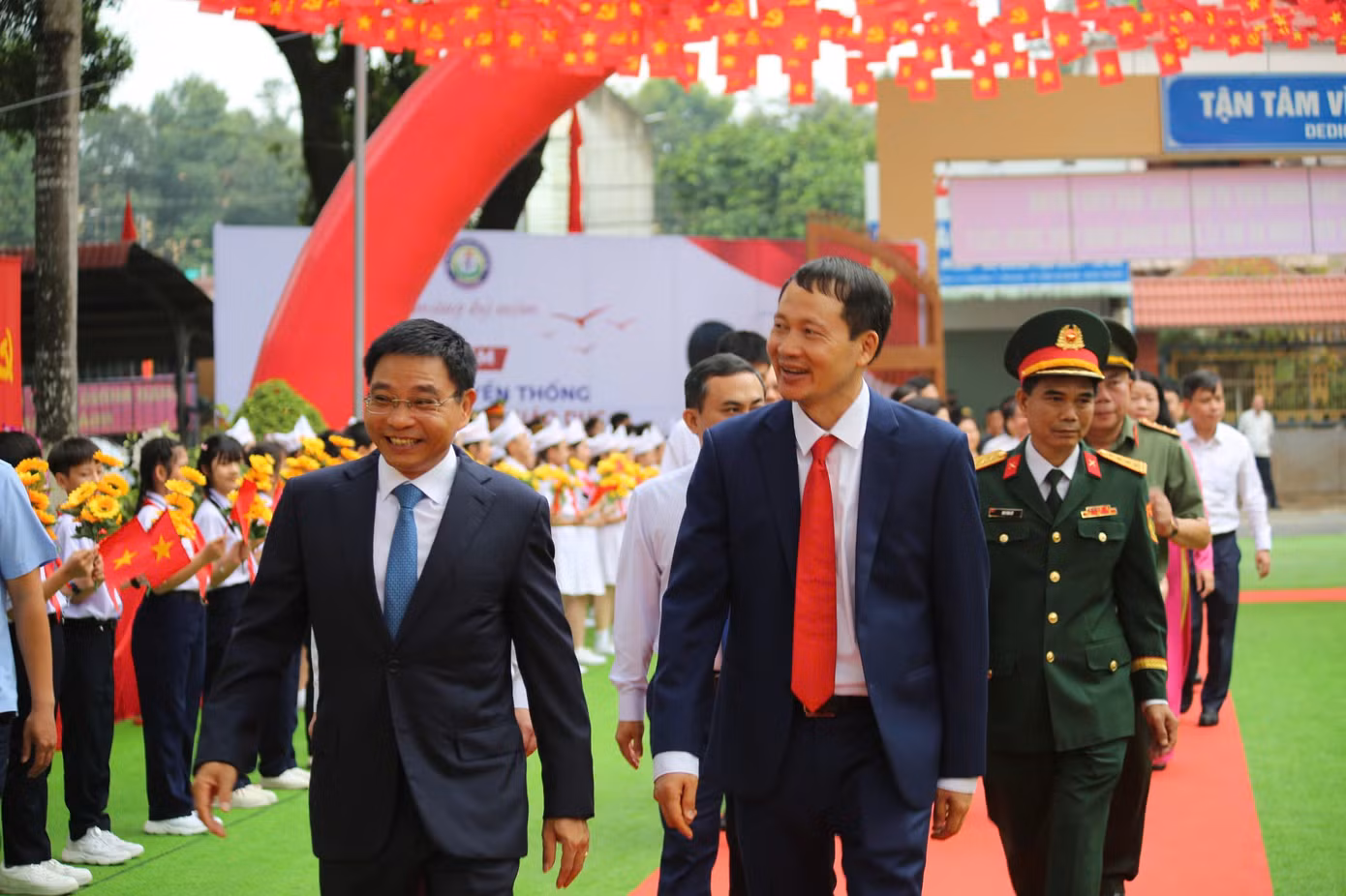 Phó Thủ tướng Nguyễn Văn Thắng tham dự Lễ khai giảng tại trường THCS Hùng Vương