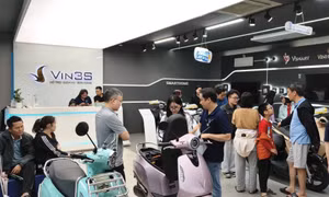 Khách Việt tranh thủ chốt đơn xe máy điện VinFast để "sống khỏe" trước cơn bão giá xăng dầu
